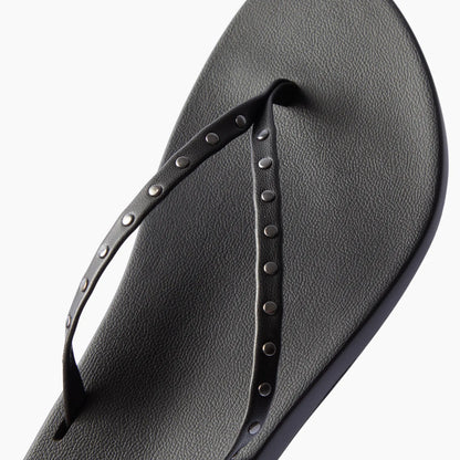 Cushion Slim Studs - Black